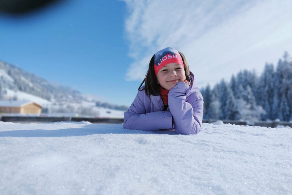 Mała Maja na śniegu w Obertiliiach