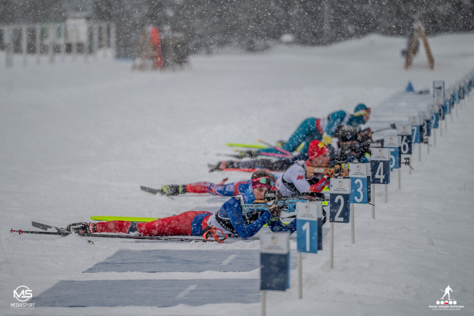 Zawodnicy biathlonu na strzelnicy podczas zawodów w Jakuszycach 8-10.01.2025